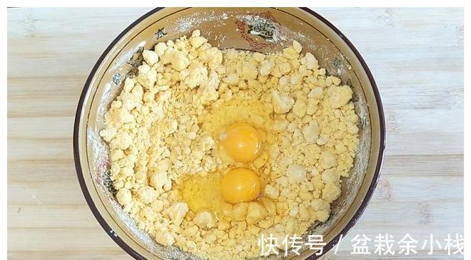 干面粉|玉米面别再蒸窝头了,教你做成玉米发糕,又香又好吃
