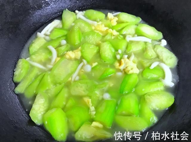 蟹味菇|多喝此汤，每天喝一碗，暖胃养胃，肌肤细腻显年轻