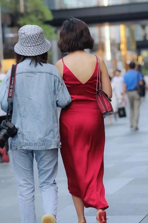 小姐姐 只有这种微胖的女士,才好驾驭大红包臀裙,穿出性感美臀!!