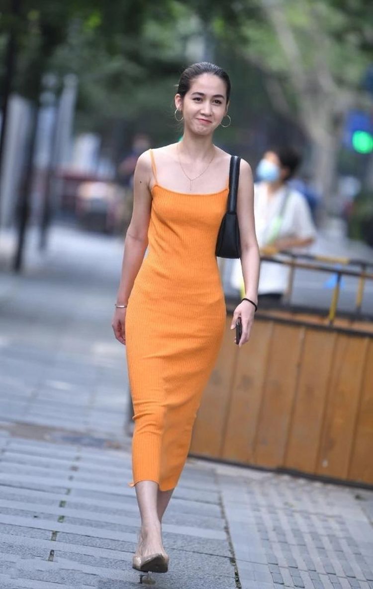 街拍|街拍：粉色短西装搭配白色短裤，穿出十足少女范，这身材堪称绝美
