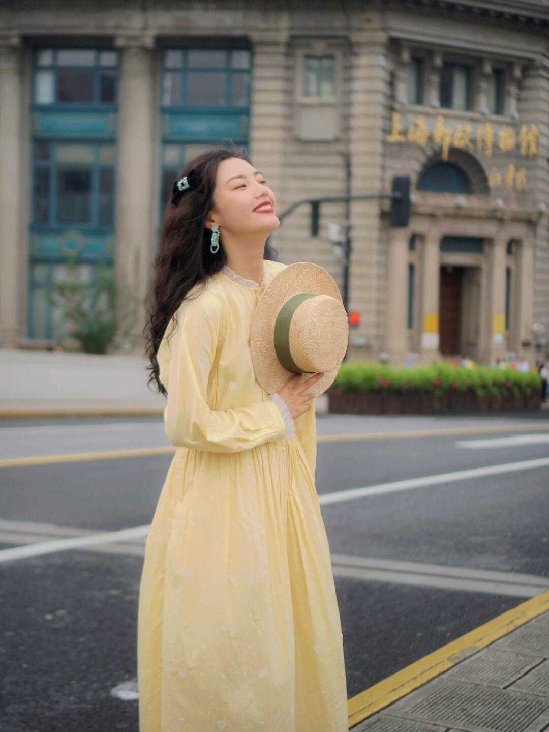 平底鞋|“腿胖”的女生可以尝试这样穿,衬衫搭配半身裙,修身又洋气