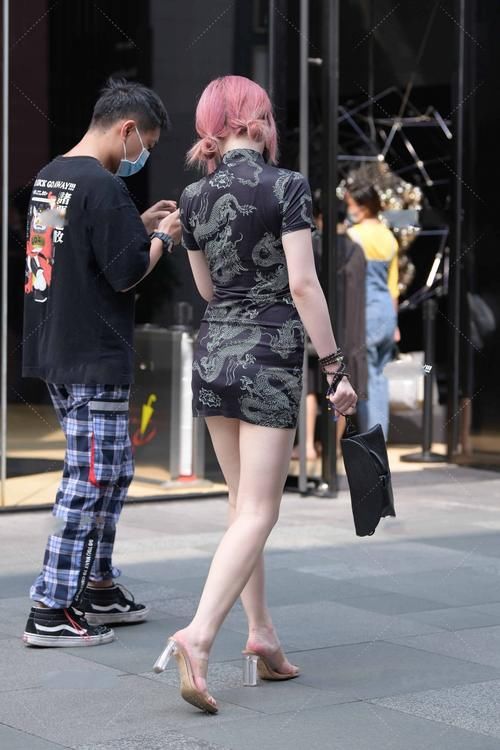 小姐姐如此清凉，想过去给她披肩外套，这样的类型带回家会挨揍么