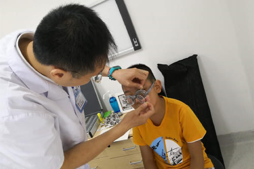 户外活动|了解近视的真正原因后，才知最有效的预防方式，是让孩子多出去玩