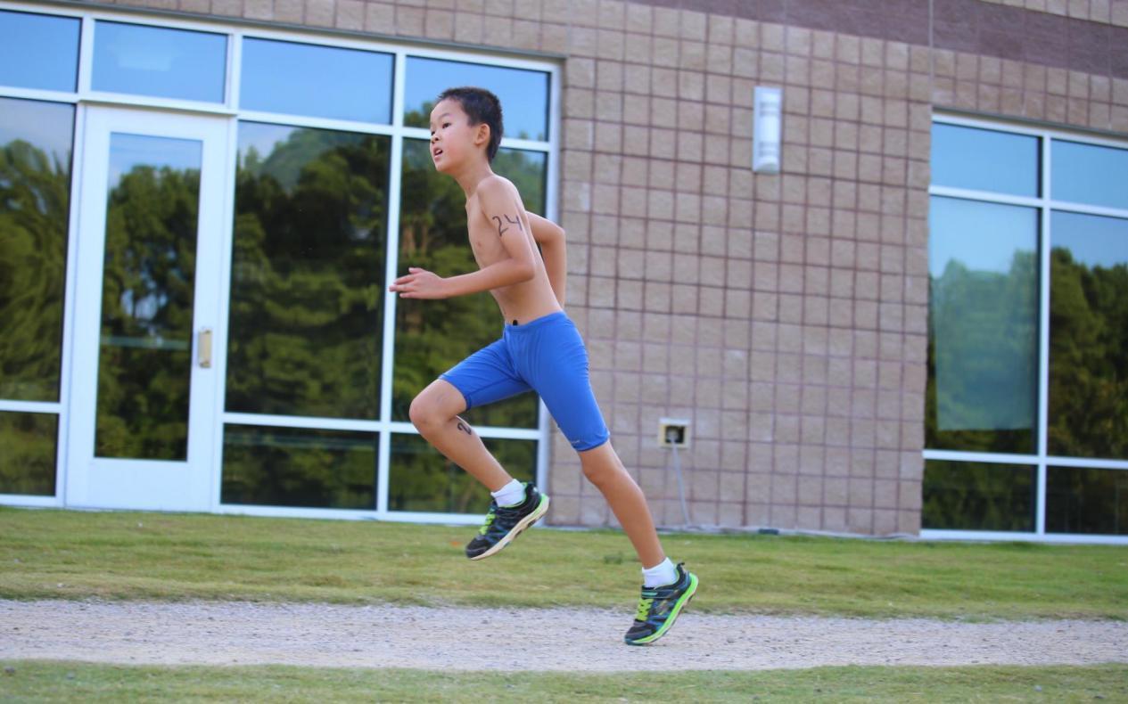 游泳|儿科医生呼吁:这3种运动不宜让孩子太早接触,家长别揠苗助长