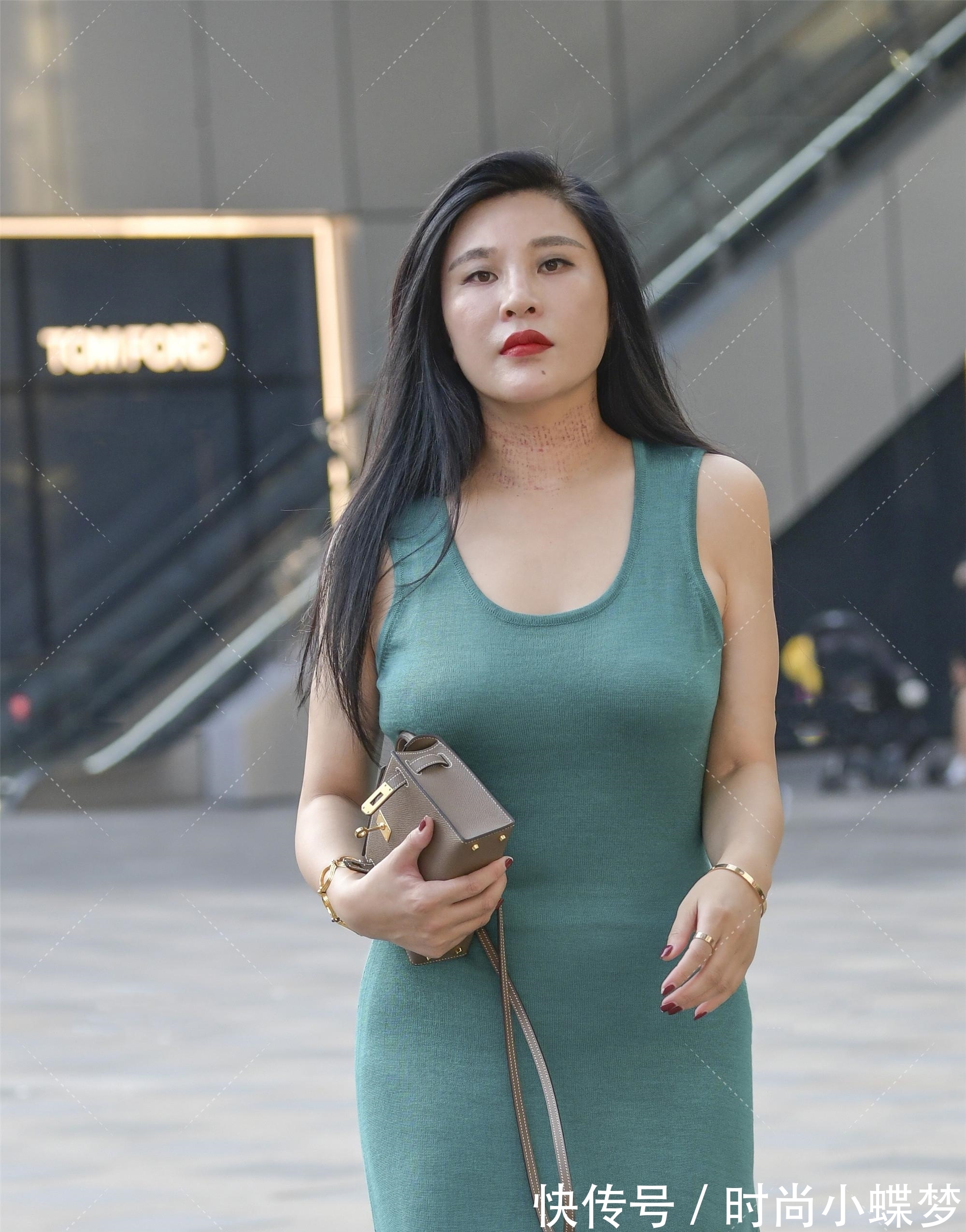 连衣裙|今夏潮流的墨绿色连衣裙，时尚女郎手把手教你如何穿搭的“时髦”