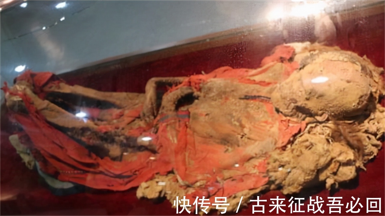 罗布泊!新疆古墓挖出千年干尸,骨骼纹路清晰,嘴唇还涂着2700年前的口红