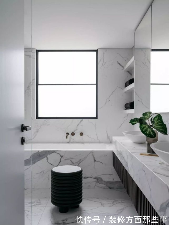 户型|139平简约风三居室,居然有类似戏剧舞台效果的楼梯和横梁