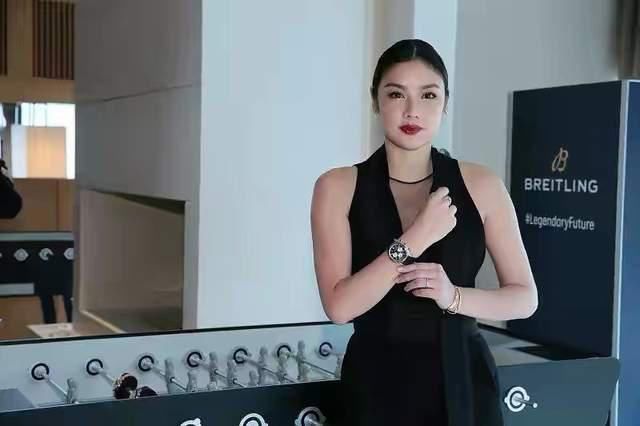 大宽|乐基儿身材好健美，大宽肩膀还穿挂脖连体裤，倒三角曲线真惹眼