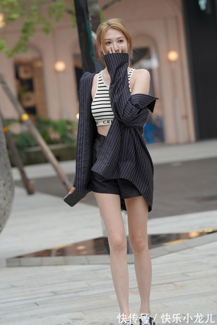 衬衫 小姐姐外穿黑色条纹衬衫配黑色短裤,内搭黑白条纹背心,看上去时尚又可爱