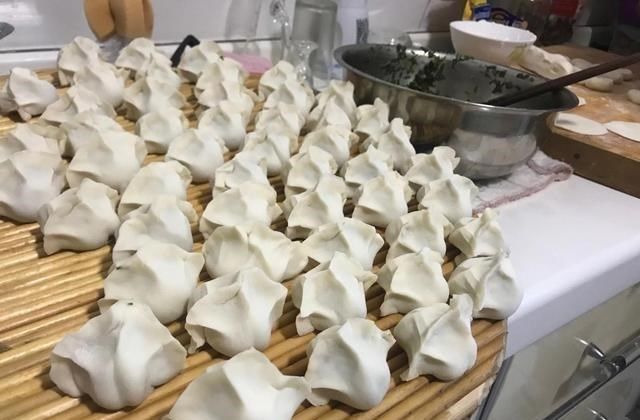  包饺子耗时耗力，但是乐在其中！