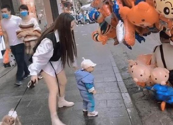 小姨|全网最“霸气小姨”走红,宝宝路上耍赖拎起就走,网友:不敢娶