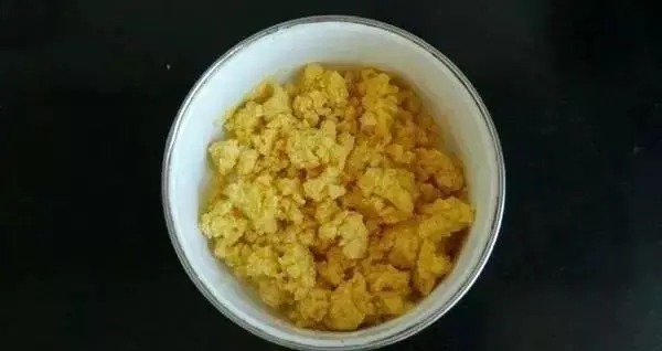 蚯蚓钓鱼难上钩?教你面粉做饵料,50米通杀鲫鲤草,30年难求