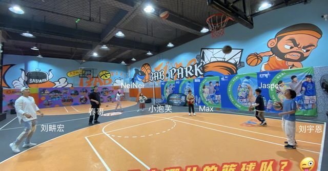 回忆杀!吴尊晒与陈小春刘畊宏聚会照,NeiNei小泡芙长大不少