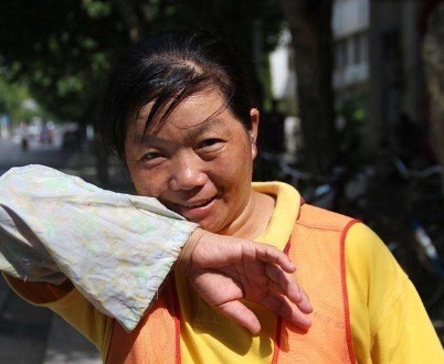 陈大姐|45岁奶奶和45岁妈妈,在小区都是带娃,差距不是一般的大