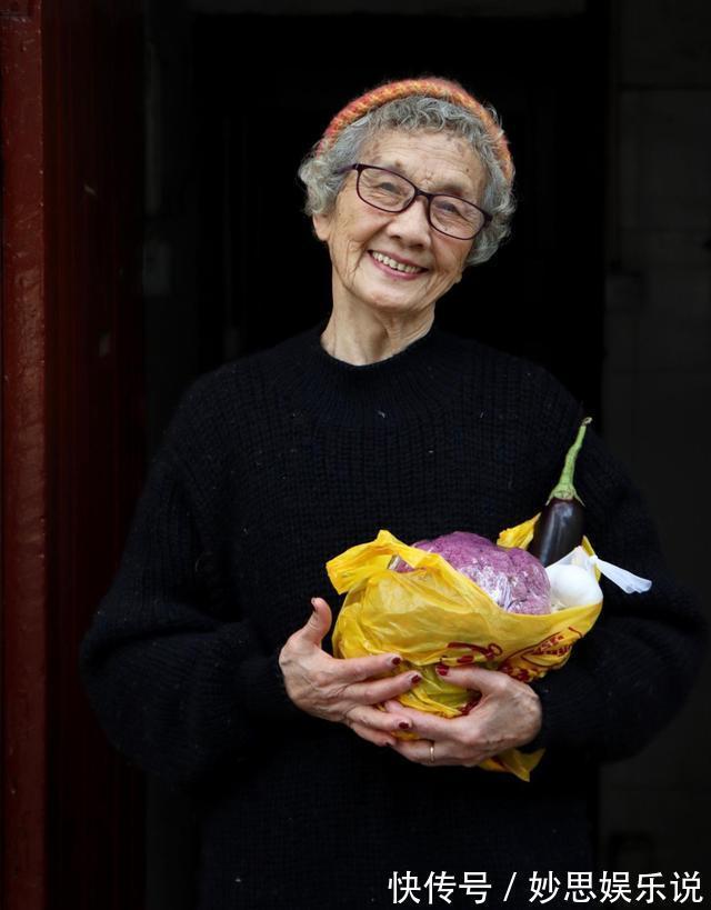 老年人|爱美不分年龄,这位老奶奶的穿搭舒服又接地气,慈祥可亲又显气质