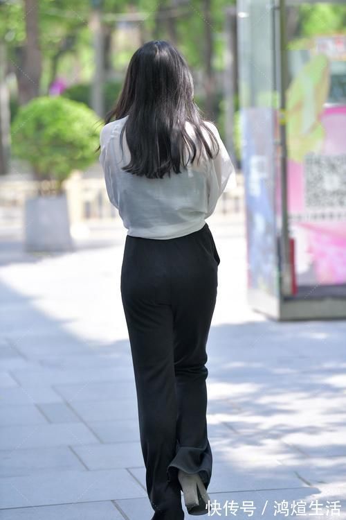阔腿裤|白色雪纺衬衣,配上黑色高腰阔腿裤,就像一副水墨画