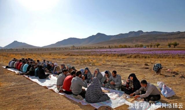 备受|霍梅尼让伊朗人穷困潦倒，为何还备受伊朗人爱戴呢？