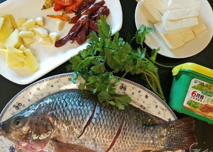 给鱼去腥,用料酒还是用醋都错了,只需一勺它,鲜嫩入味还不腥