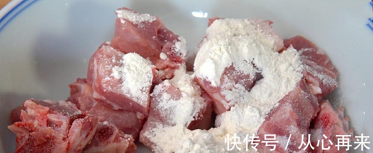 排骨不管怎么做,切记不要直接焯水,多做这2步,排骨不腥也不柴