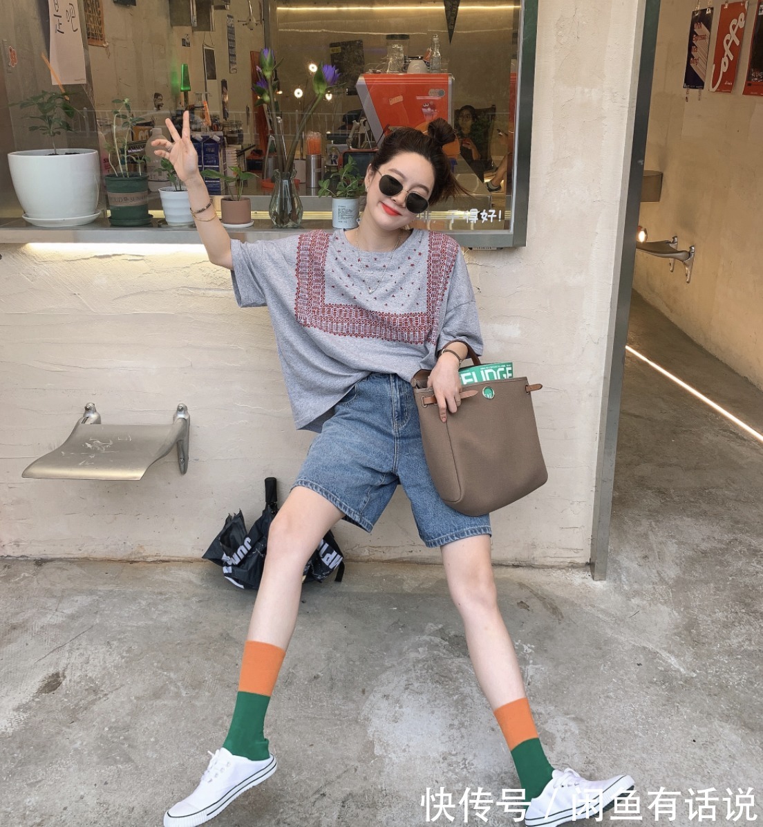 效果|37岁阿姨真会穿,用T恤+牛仔短裤搭出5种不同效果,减龄还很时髦