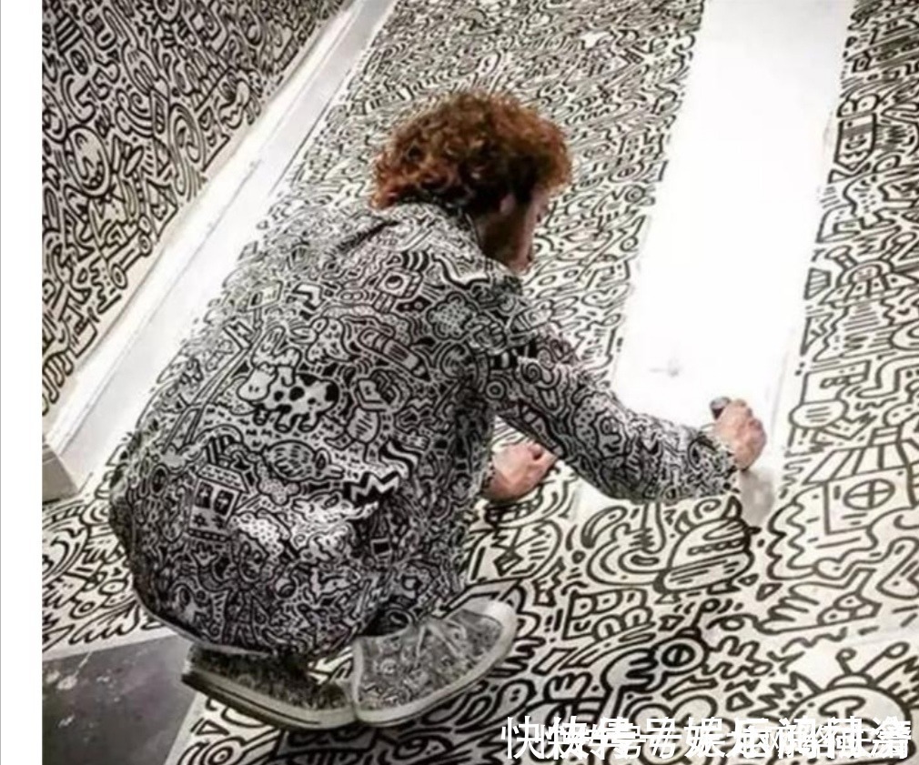 家里面@他是英国“灵魂画家”,跟画融为一体,所到之处全是画