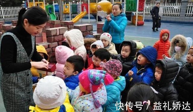 孩子|宝爸首次接娃走红,老师满脸戒备,爸爸急出汗:我真是他爹