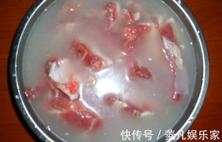 买排骨,只挑大的是“外行”!牢记“买3不买3”,保证新鲜又营养