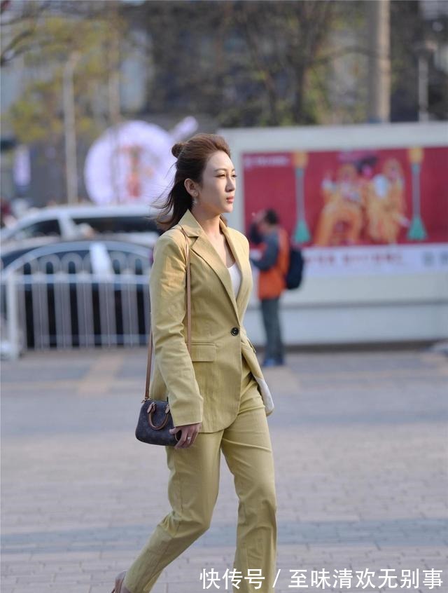 西服套装|春天要搭配出色彩,黄色西服套装,搭配尖头细跟鞋,衬托气质!