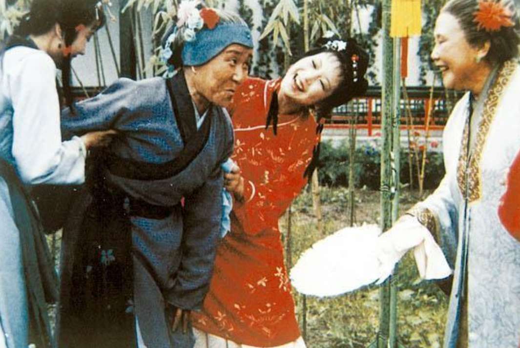 红楼梦!红楼梦刘姥姥在大观园备受调侃,只有一个是真正对她好的人