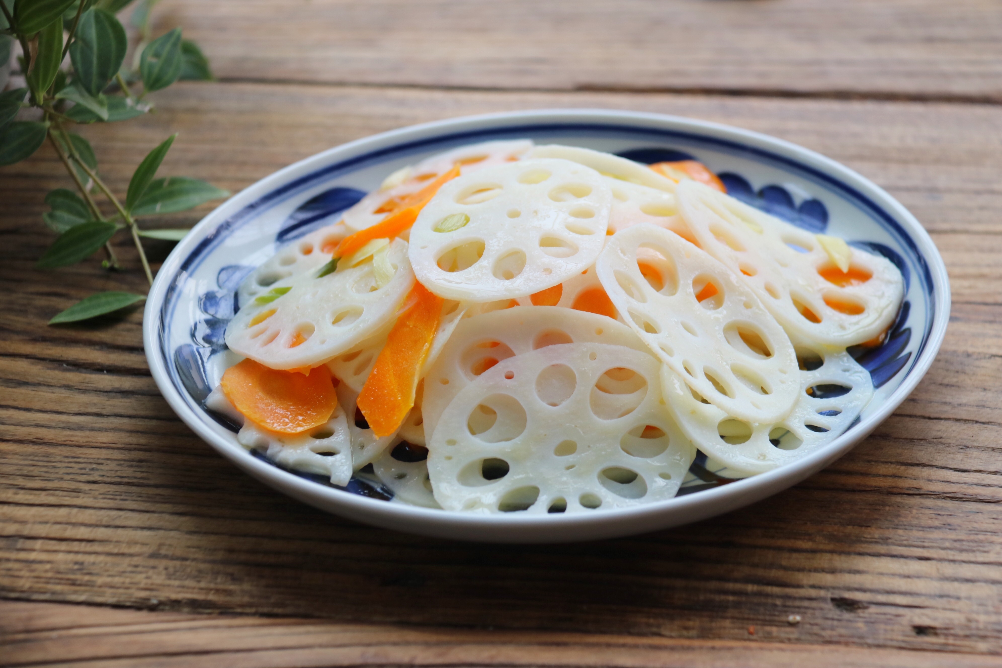 炒莲藕下锅就变黑,老厨师教你1招,加点它,莲藕白净还入味