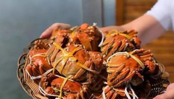 法国人来中国餐馆吃了一份大闸蟹,扔下100元就走,老板立马拦住