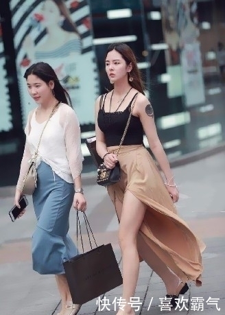 性感|街拍:小姐姐身材迷人至极,性感丰满妖娆,你最喜欢哪个?