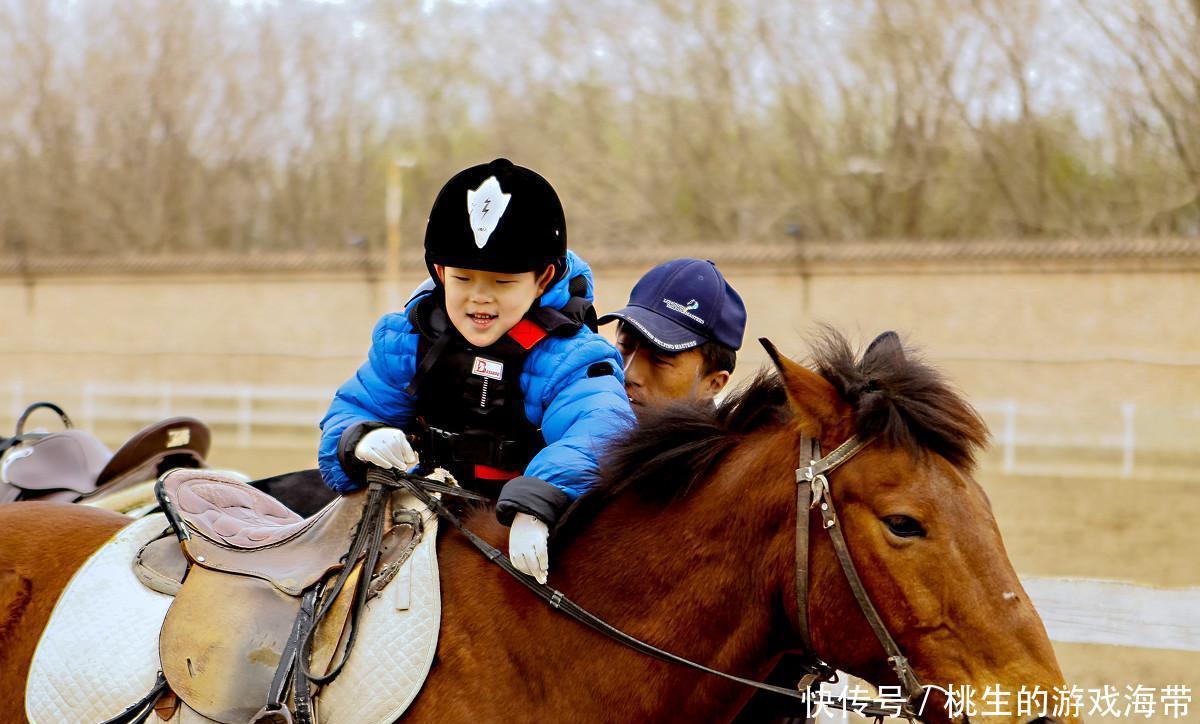 娇娇|孩子边淋雨边演出，家长明知上当也要掏钱，现在的儿童节变味儿了