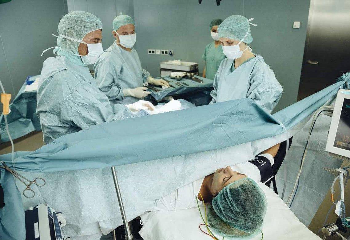 剖宫产|剖宫产缝合一共有七层,过程不比顺产简单,产妇实在太辛苦!