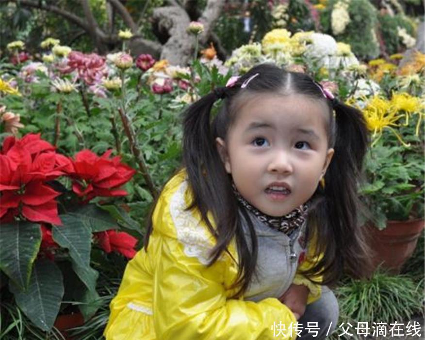 宝宝|女儿把脚丫子给爸爸闻,爸爸假装被臭晕,宝宝的举动让人笑出眼泪