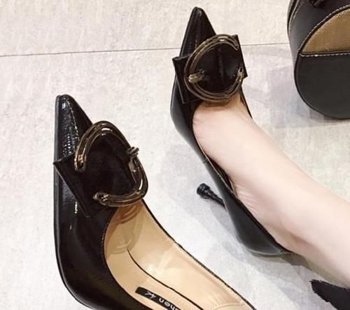 一字扣|越是漂亮女人越爱穿细高跟鞋, 如此大步流星的走, 厉害了!