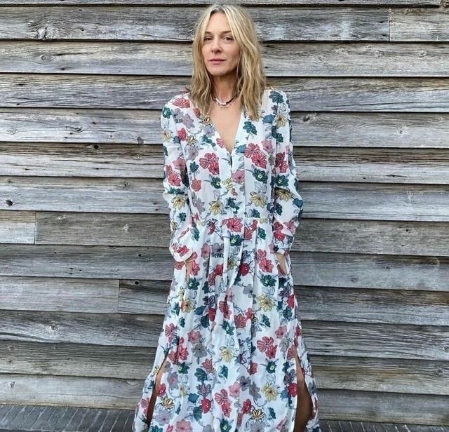 胸骨|太瘦了西班牙王后瘦到胸骨凸起,大V领开到背后大秀“蝴蝶骨”