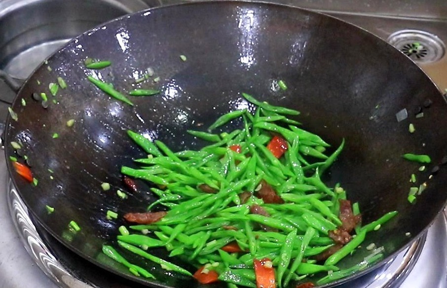 厨师长教你饭店腊肠炒芸豆做法，满满都是小技巧，清脆可口又简单
