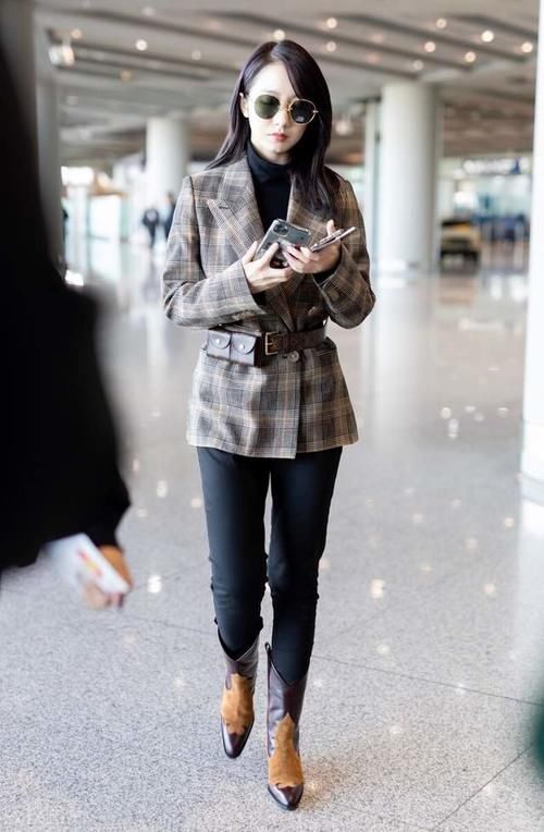 今年最火的“及膝靴”，配裤子、裙子都很美，真是时髦百搭又显高