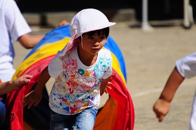 爸爸穿着工作服参加幼儿园家长会,照片上传到网络引发讨论