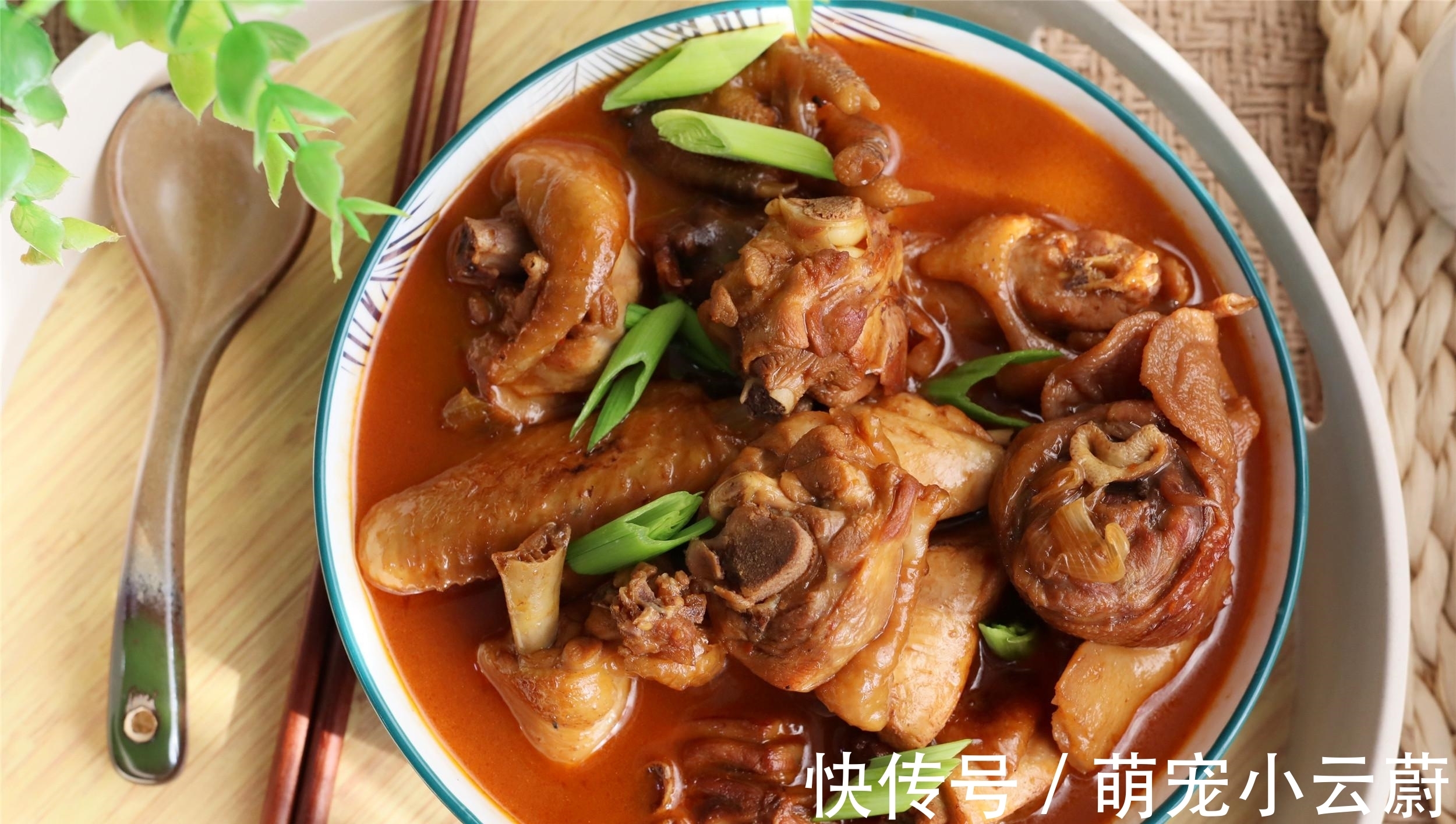 做黄焖鸡,土豆香菇别乱加,记住加“3酱”,鸡肉香,汤浓郁下饭