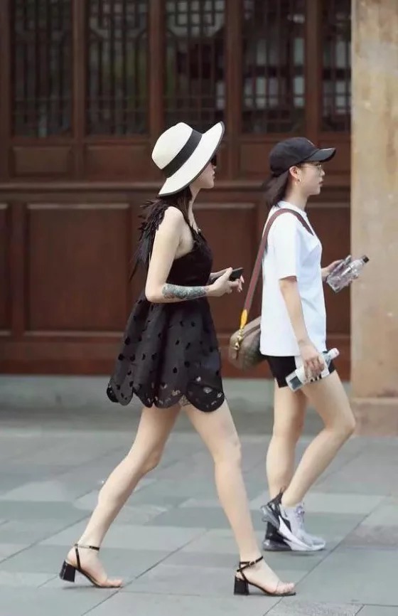 长风衣|街拍:长风衣穿出了美女的好身材,长发飘逸,真的吸引眼球