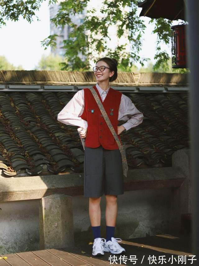 衬衫 秋冬怎么搭出层次感？马甲叠穿衬衫搭配五分短裤，简约又时尚