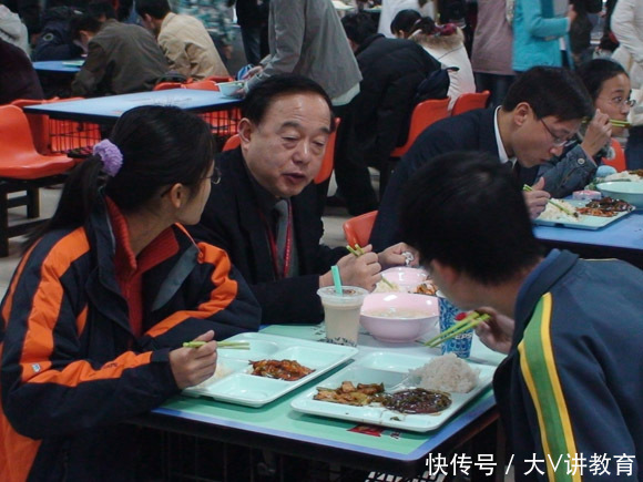 上海大学|高校开设“教授食堂”惹争议，为啥吃个饭，还要把人分成三六九等