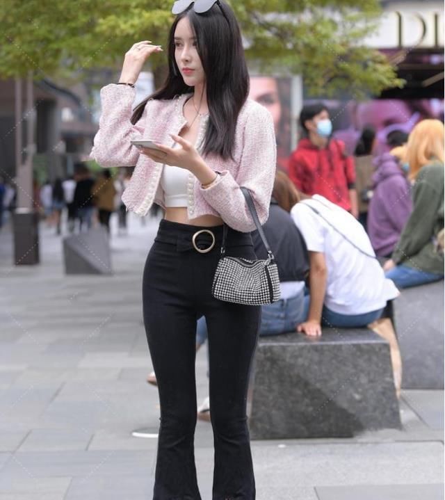 穿“沙漏型”瑜伽裤的辣妈，使人感到眼前一亮，非常不错