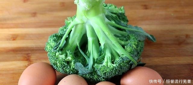 西兰花又出新吃法,加4个鸡蛋,不用炒不做饼,上桌比肉还香!