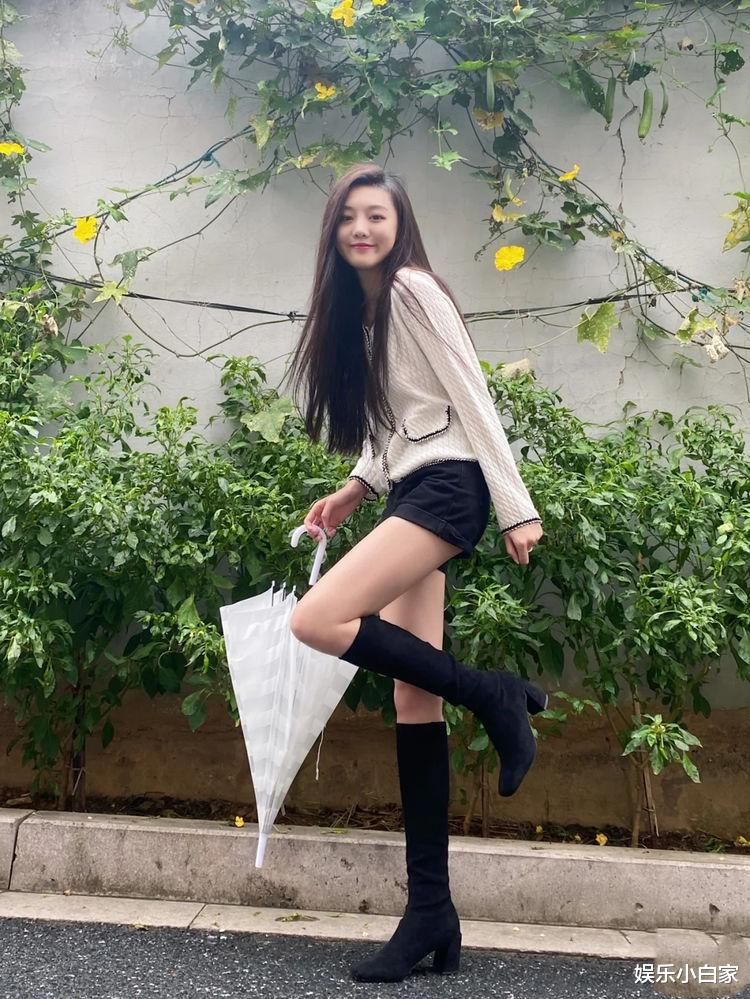 高个子小姐姐，浅色毛衣搭配黑色短裤，凸显修长细腿