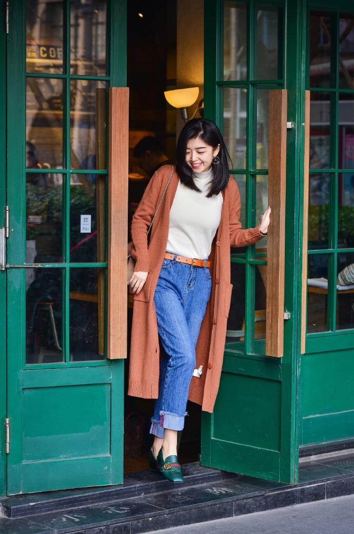 下半身 突然火了一种穿法叫“牛仔裤+乐福鞋”,时髦显瘦有气场,谁穿谁美