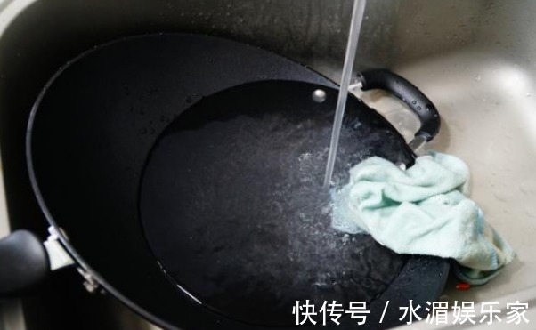 铁锅用久了，发黑还粘锅教你养锅技巧，旧锅也油光发亮，不粘锅