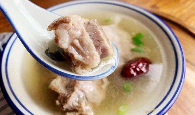 炖排骨汤,加冷水炖还是加热水炖?很多人常做错,难怪汤不鲜